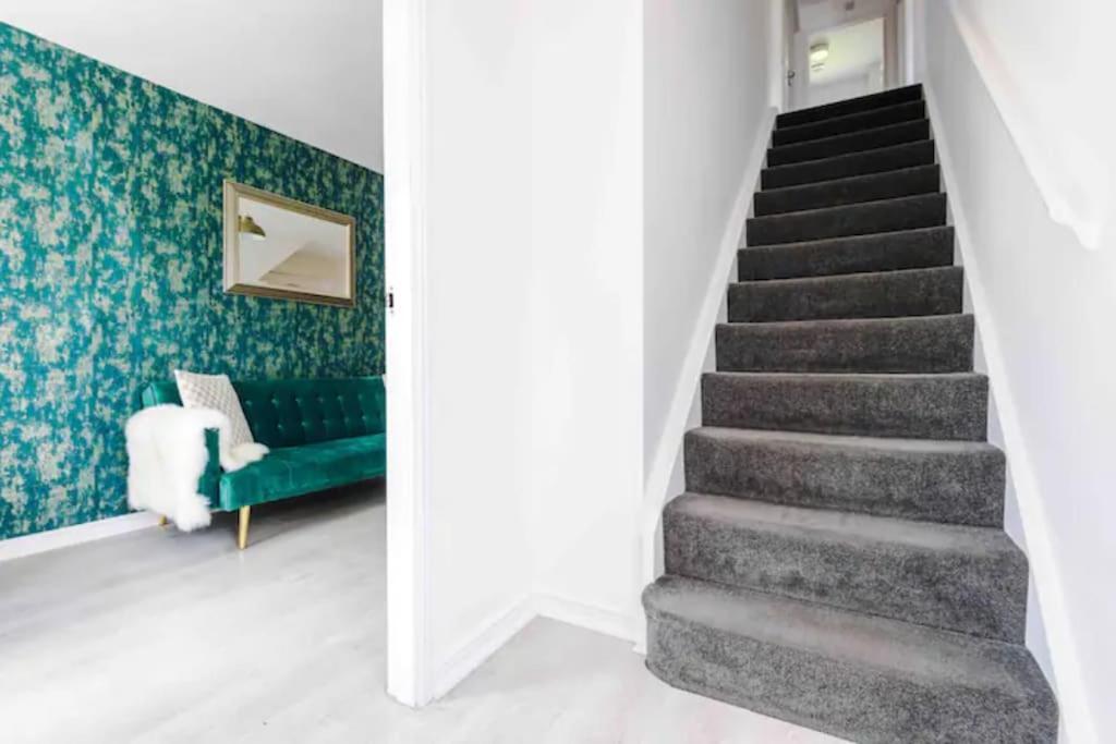 Spacious 5 Bedroom Home Hosted By Mcr Dens Manchester Extérieur photo