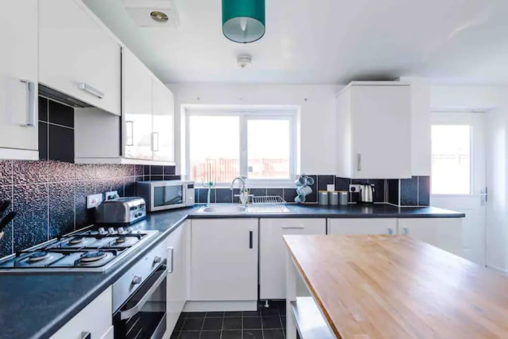 Spacious 5 Bedroom Home Hosted By Mcr Dens Manchester Extérieur photo