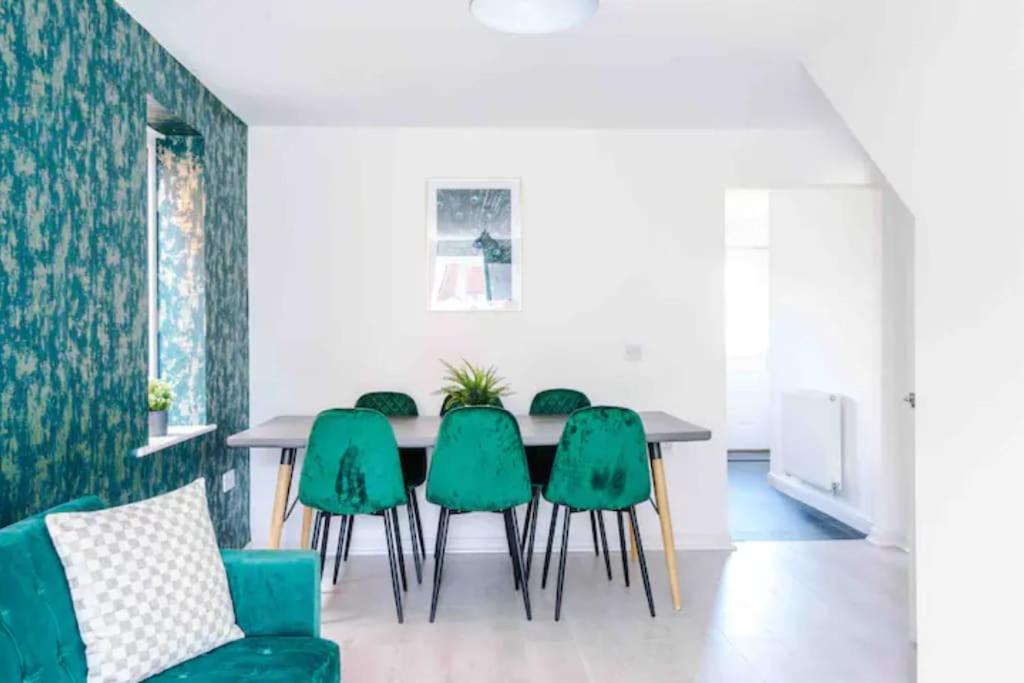 Spacious 5 Bedroom Home Hosted By Mcr Dens Manchester Extérieur photo