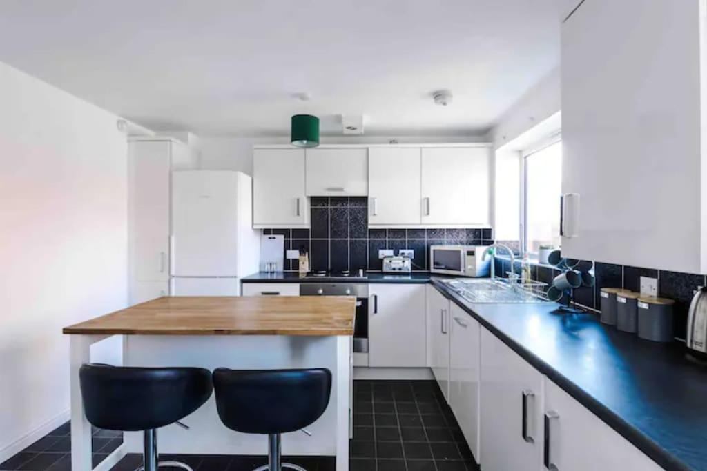 Spacious 5 Bedroom Home Hosted By Mcr Dens Manchester Extérieur photo
